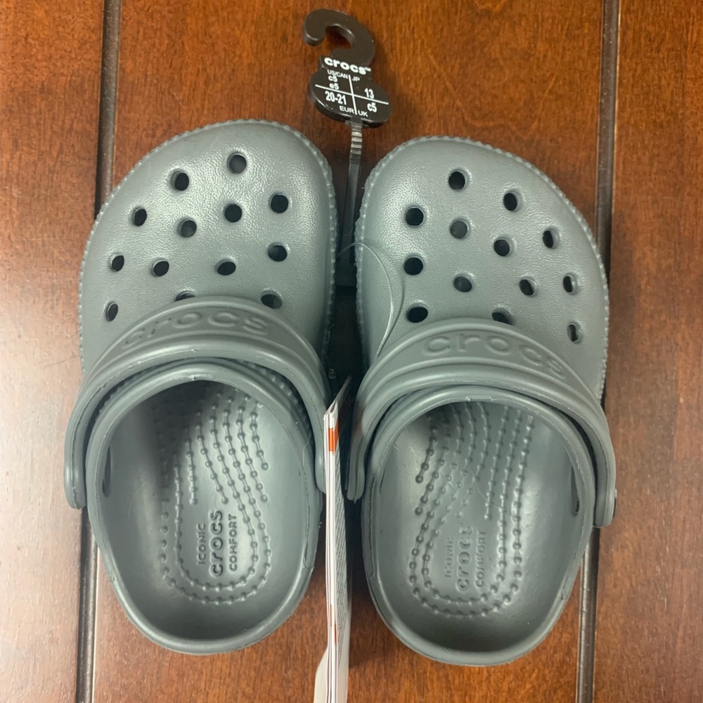 NWT c5 gray crocs